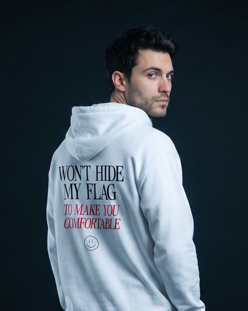 Mann von hinten in weissem Zip-Hoodie mit dem Aufdruck "WON'T HIDE MY FLAG" und darunter kursiv-rot "TO MAKE YOU COMFORTABLE" samt kleinem Smiley-Icon.
