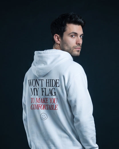 Mann von hinten in weissem Zip-Hoodie mit dem Aufdruck "WON'T HIDE MY FLAG" und darunter kursiv-rot "TO MAKE YOU COMFORTABLE" samt kleinem Smiley-Icon.