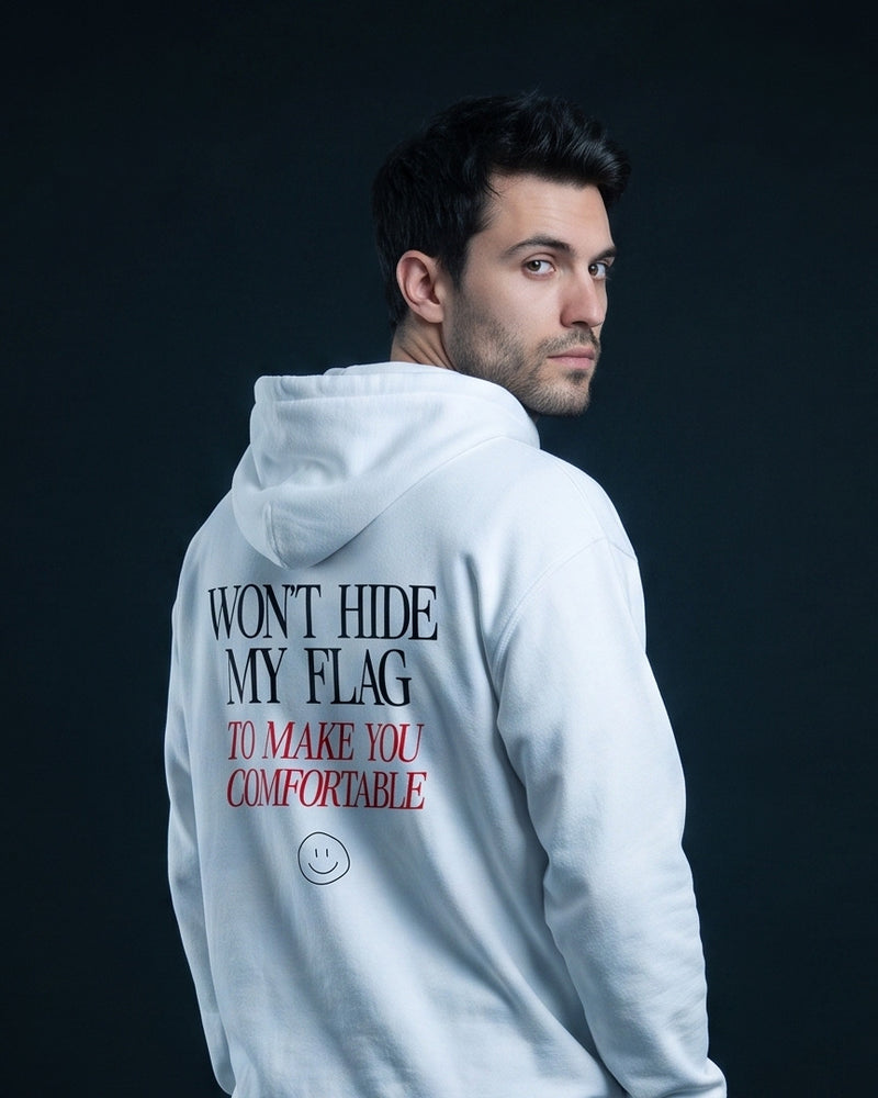 Mann von hinten in weissem Zip-Hoodie mit dem Aufdruck "WON'T HIDE MY FLAG" und darunter kursiv-rot "TO MAKE YOU COMFORTABLE" samt kleinem Smiley-Icon.