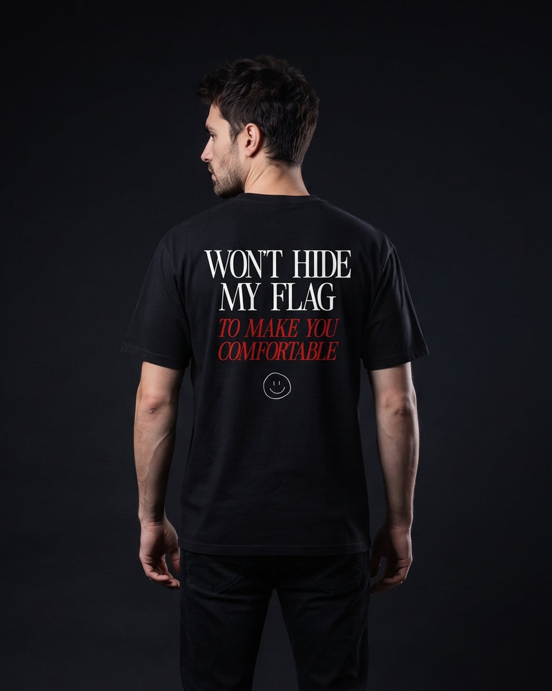 Mann trägt das WORN OPINIONS T-Shirt Won't hide my flag in Schwarz von hinten, Rückenprint Won't hide my flag, to make you comfortable